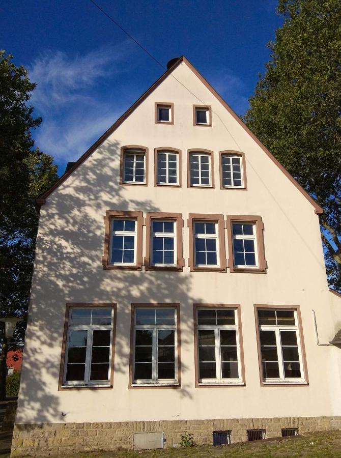 Alte Schule Gaestehaus - Fraeulein Apartment Bitburg Exterior photo